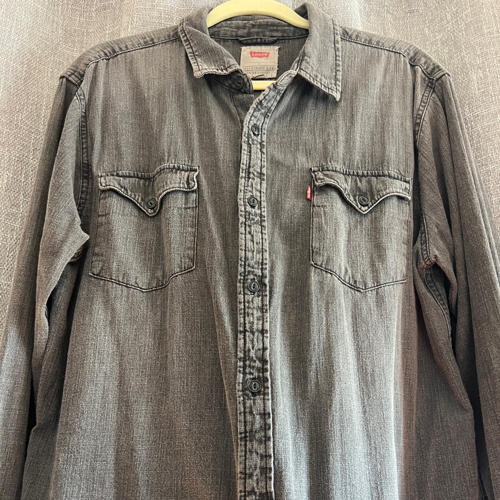 Levi’s Men’s black/gray denim button down shirt with branded buttons - Large - Picture 6 of 14